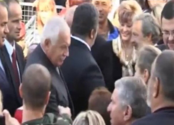 Vaclav Klaus - atentat plastičnim pištoljem
