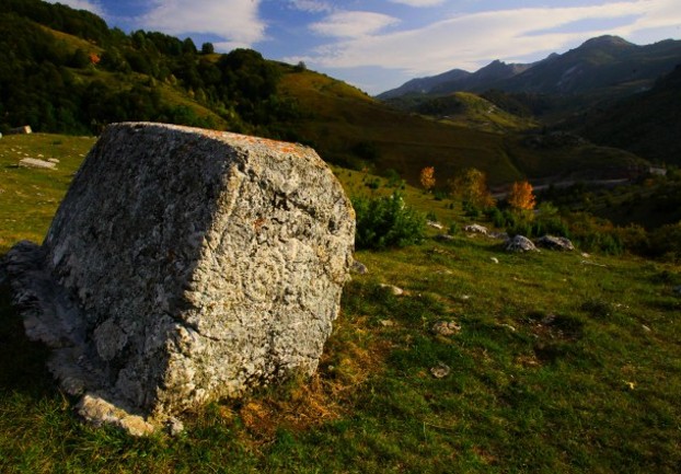 Jesen na Bjelašnici - stećak/ Foto: Anadolija