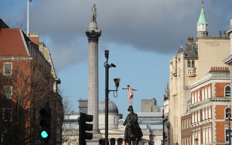 Britanac se nag popeo se na vrh konjičke statue u Londonu