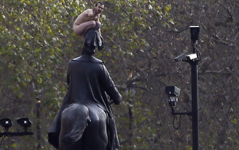 Britanac se nag popeo se na vrh konjičke statue u Londonu
