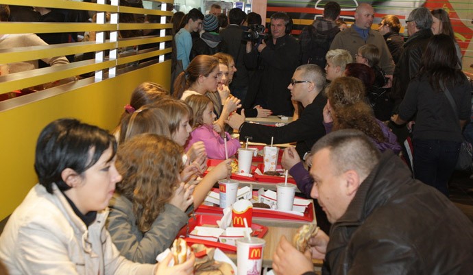 Gužva na otvorenju McDonald'sa u Tuzli/ Foto: Dnevni avaz