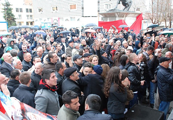 Kosovski Albanci uz suze i vatromet dočekali oslobađajuću presudu Haradinaju
