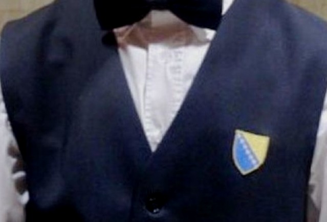 Konobar s državnim grbom BiH