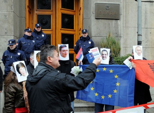 ULTRADESNIČARI NA PROTESTU U BEOGRADU PORUČILI