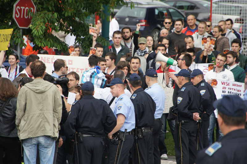 Protesti ispred Parlamenta BiH zbog JMB-a/ Foto: DEPO PORTAL
