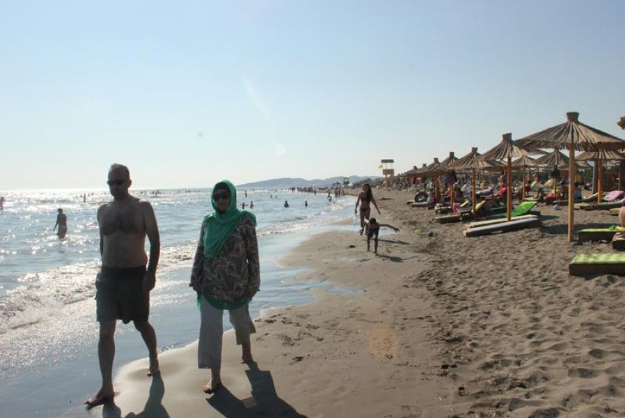Na pješčanoj ulcinjskoj plaži dugoj 12 kilometara ima mjesta i za nudiste i za pokrivene žene/ Foto: Anadolija