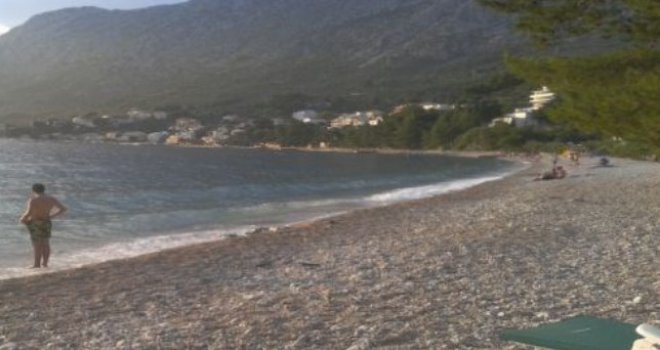 Cijelo ljeto operisao po plažama: Maloljetnik uhapšen zbog 17 krađa u Sutomoru