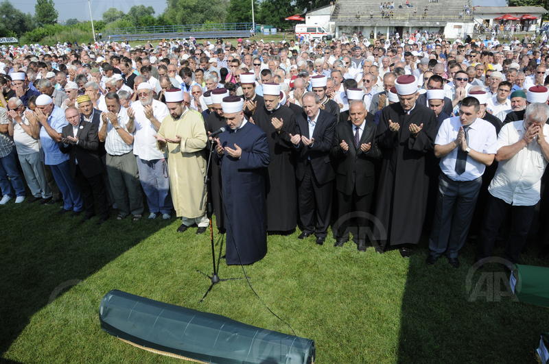 Dženaza za 48. ubijenih Bošnjaka u Prijedoru