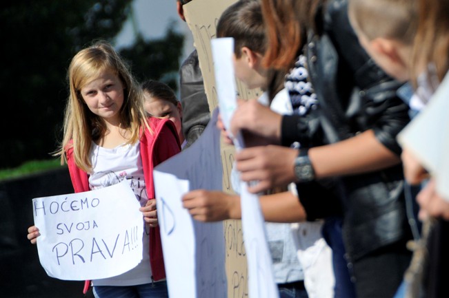 Djeca iz Konjević Polja ispred Parlamenta BiH/ Foto: Anadolija