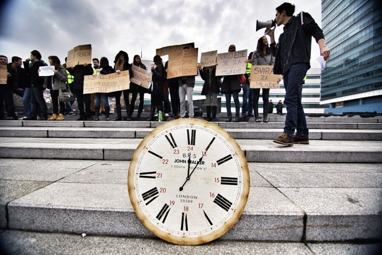 protest srednjoškolaca ispred Parlamenta/Foto: Anadolija