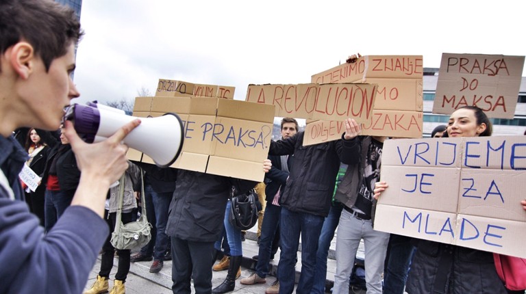 protest srednjoškolaca ispred Parlamenta/Foto: Anadolija