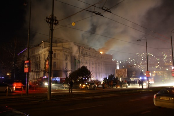 Požar u zgradi Vlade KS_noć