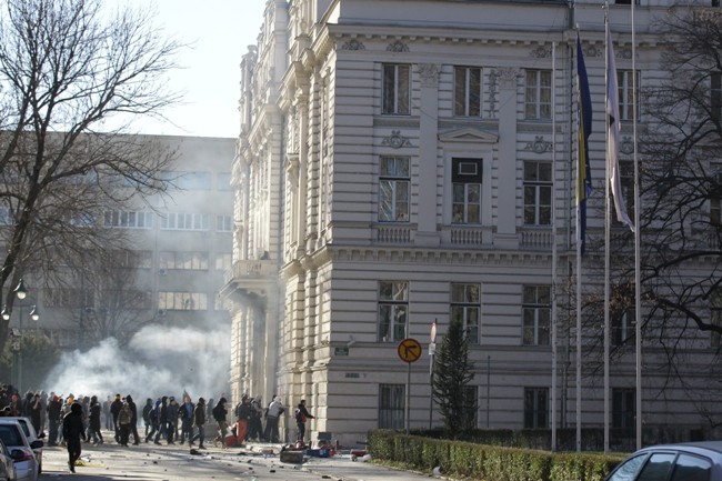 gori zgrada Vlade KS/ Foto: AA