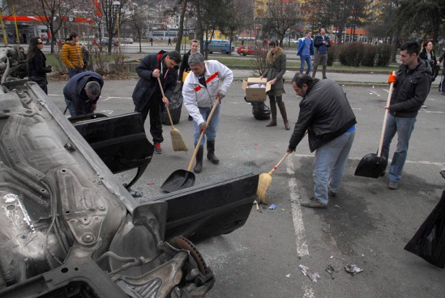 Tuzla dan poslije protesta, akcija čišćenja/ Foto: AA