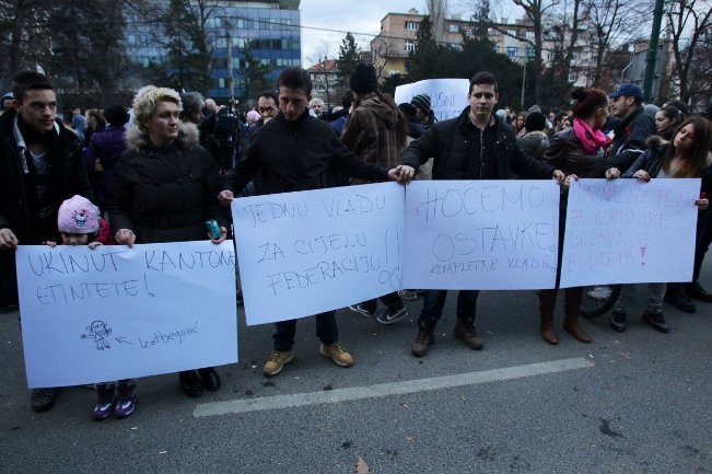 protesti u Sarajevu ispred zgrade Predsjedništva BiH/ Foto: AA