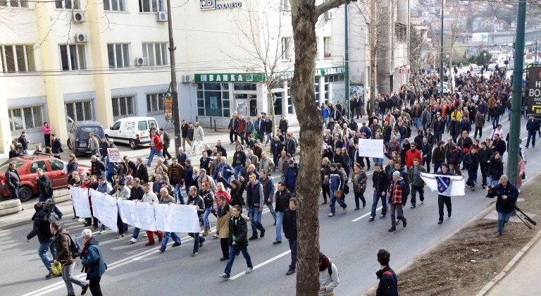 građani ispred zgrade Vlade FBiH