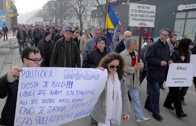 Oko 200 radnika propalih preduzeća na ulicama Tuzle/ Foto: AA