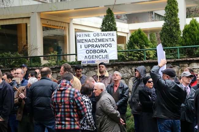 Članovi udruženja 'Švicarac' protestuju ispred Agencije za bankarstvo FBiH/ Foto: AA