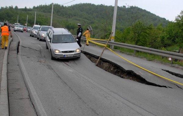 Zbog klizišta propala cesta/ Foto: AA