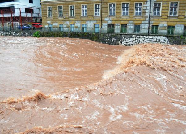 Miljacka nabujala nakon kiša naslovna