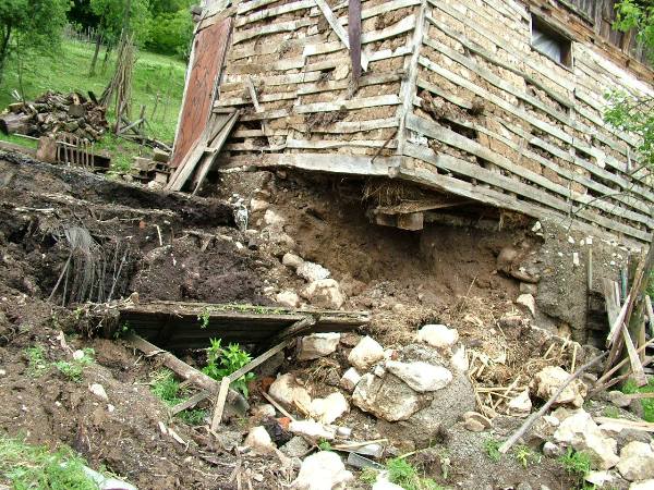 kuća u Medakovu na rubu klizišta