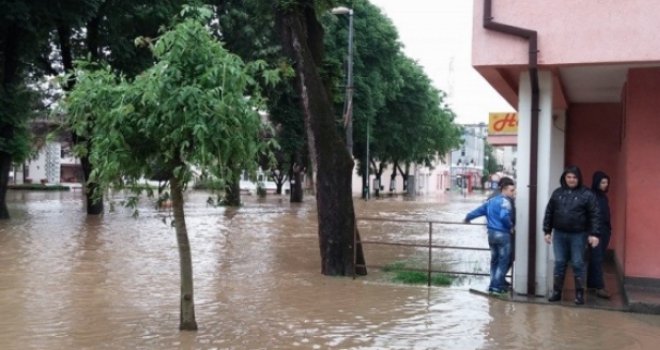 Još jedna besana noć za stanovnike Prijedora, Kostajnice i Novog Grada - voda stigla do kuća!