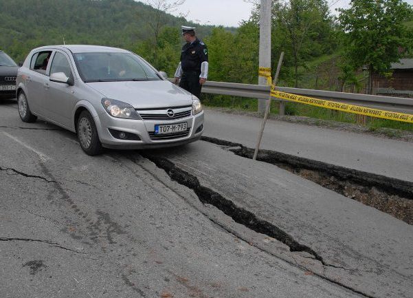cesta kliziste