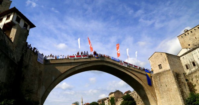 Na skokovima sa Starog mosta učestvuju 33 skakača: Međunarodno takmičenje u Mostaru bez obzira na restrikcije