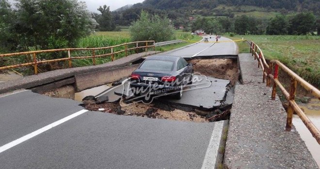 Bujica odnijela most kod Ugljevika, automobil ostao 'zarobljen' na ruševini