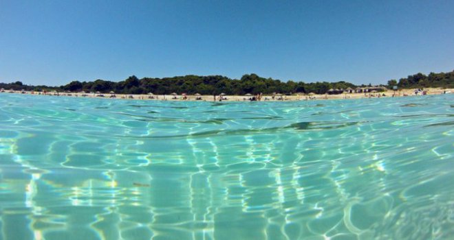 Jednoj od najljepših plaža Jadrana prijeti propast: Krcata je smećem, nema WC-a, jahtaši fekalije prazne u more...