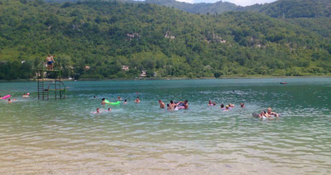 Boračko jezero puno kupača i turista, pristupačne cijene mame goste
