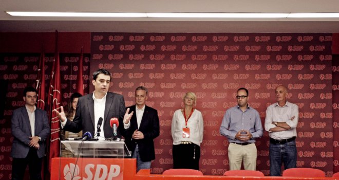 SDP odustao od kampanje s velikim bilbordima: Novac donira za pet škola u pet bh. gradova!