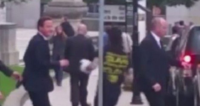  Mladić se zaletio u Camerona i zamalo ga oborio na pod