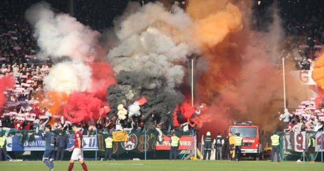 Sarajevo nadjačalo Želju na Grbavici: Derbi u sjeni sukoba navijača i policije...  