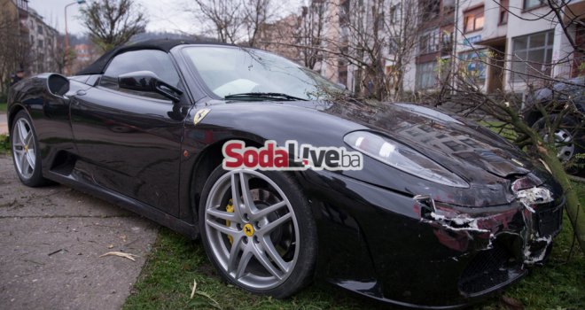 Samo u BiH: Sudar Ferrarija F430 i Golfa 2!