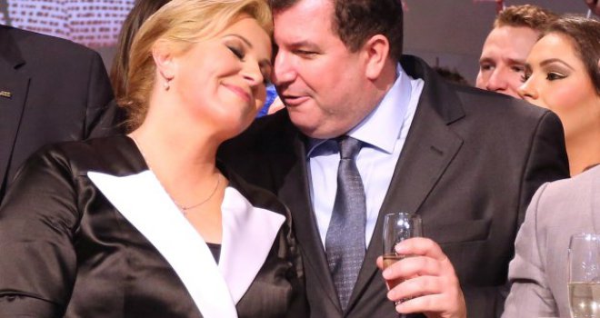 Kolinda je uspješna žena na čelu Hrvatske, a muž Jakov sjedi kući, brine o djeci i kuha