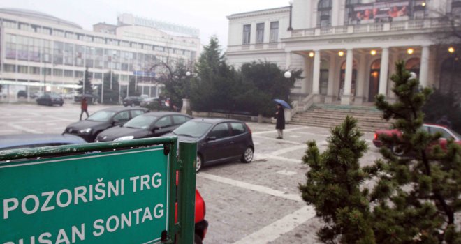 Saobraćajna (ne)kultura u Sarajevu: Plato ispred Narodnog pozorišta služi kao parking!