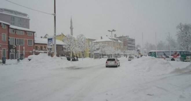Nekoliko puteva zatvoreno za saobraćaj, prekidi u snabdijevanju strujom