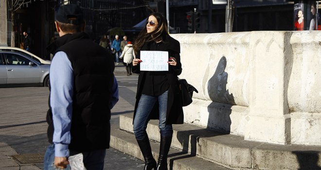 Djevojka u Beogradu na ulici skupljala novac za silikone,  evo kako je prošla...