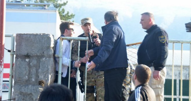 Premijer FBiH Nermin Nikšić imao 'okršaj' sa policijom: Htio izgrednika uvesti u svečanu ložu?