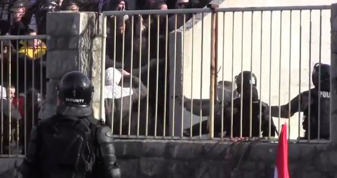 Dramatični snimak: Policajac iz blizine pucao na navijače Sarajeva!