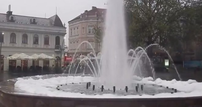 Pjena na sve strane: Vandali sipali deterdžent u fontanu na Trgu slobode u Tuzli