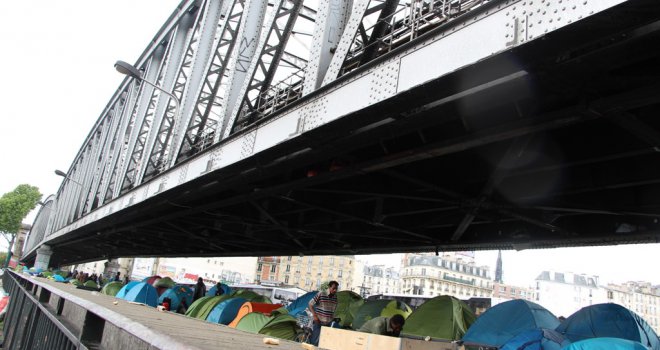 Stotine migranata pod mostom u centru Pariza: Vode bitku za preživljavanje... 