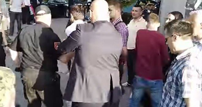 Incident pred Carevom džamijom: Evo šta je turskom studentu uradilo Erdoganovo obezbjeđenje!