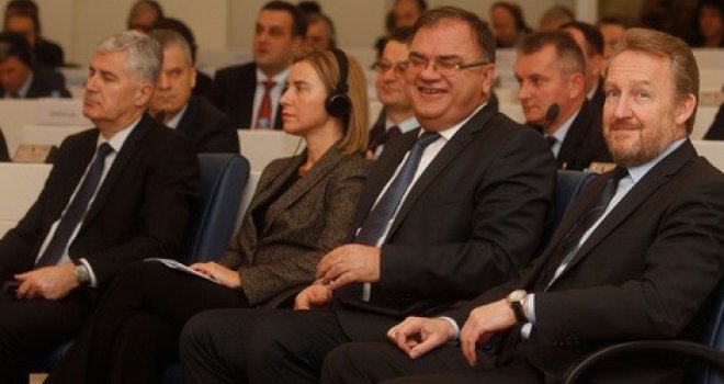 Neće nam biti lako: Šta su Ivanić i Izetbegović poželjeli građanima BiH u 2017. godini?