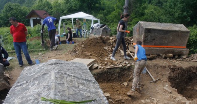 Senzacionalno otkriće na ilijaškoj nekropoli Kopošići: Pronađen skelet pokriven brokatnim plaštom!