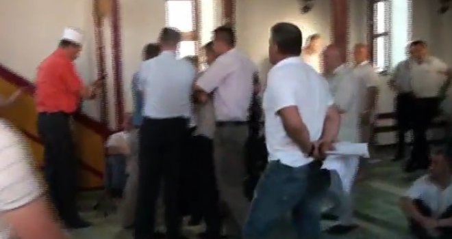 Tuča u džamiji za vrijeme ramazana: Selvedin ef. Beganović ošamario predsjednika IO Medžlisa Islamske zajednice