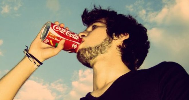 Novi skandal na pomolu: U limenkama Coca-Cole pronađeni urin i ljudske izlučevine!