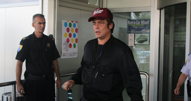 Oskarovac Benicio Del Toro stigao u Sarajevo, večeras na crvenom tepihu