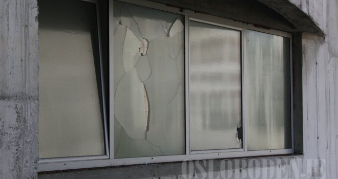Uhapšen maloljetnik koji je razbio stakla na crkvi u Sarajevu